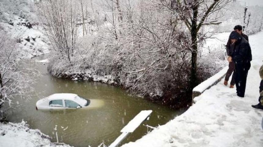 Polis Memuru Otomobille Dereye U&ccedil;tu