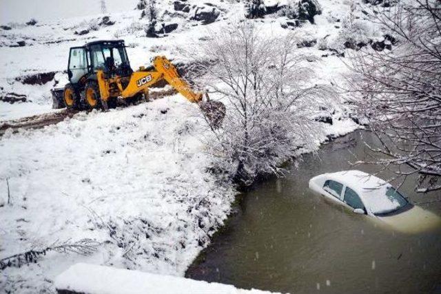 Polis Memuru Otomobille Dereye Uçtu