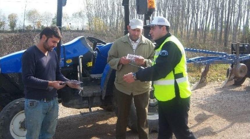 Traktör Sürücülerine Reflektör Uyarısı