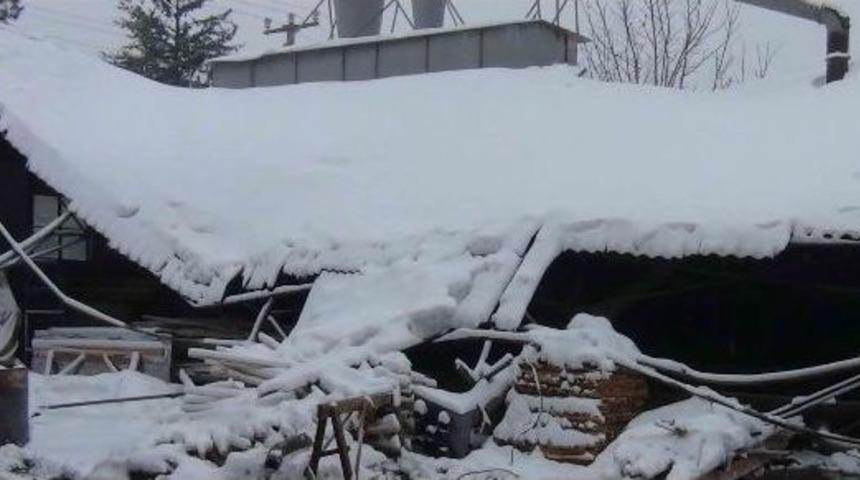 Simav&rsquo;daki Kereste Fabrikalarının &Ccedil;atıları Yoğun Kara Dayanamadı