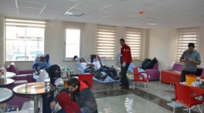 Aile Ve Sosyal Politikalar İl M&uuml;d&uuml;rl&uuml;ğ&uuml;&rsquo;nden Kızılay&rsquo;a Kan Bağışı