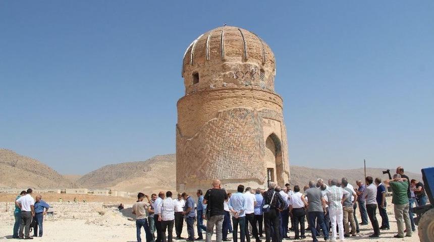 Eski Bakan Ve B&uuml;rokratlar Hasankeyf&rsquo;i Gezdi