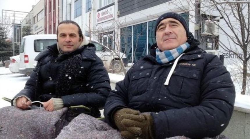 T&uuml;rkiye Eskrim Federasyonu &Ouml;n&uuml;ne Gelen Sporcu Babaları, Yağan Kar Altında Oturma Eylemi Ger&ccedil;ekleştirdi