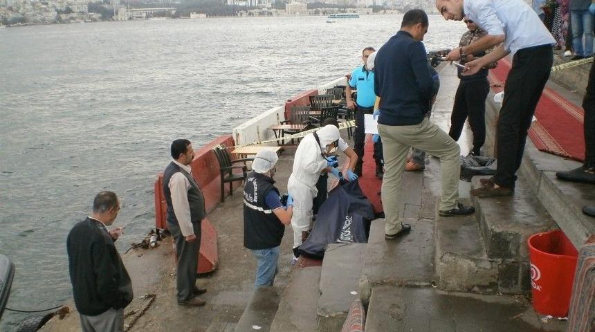 &Uuml;sk&uuml;dar&rsquo;da Denizde Erkek Cesedi Bulundu