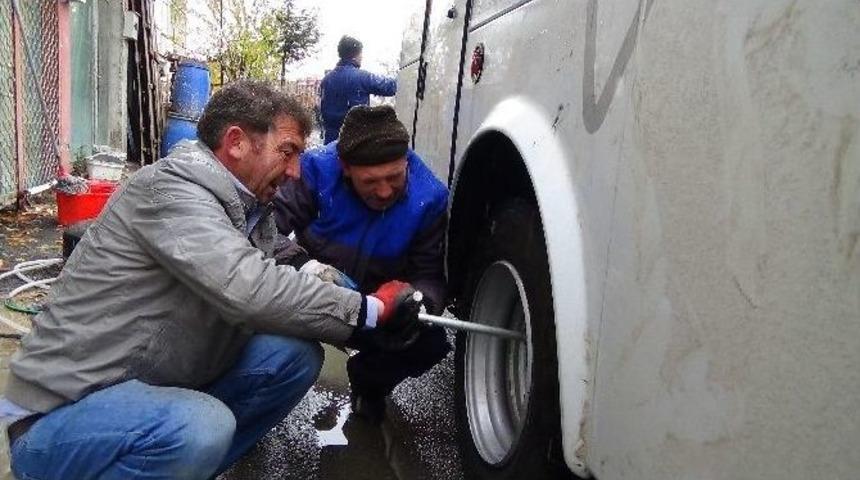 Yozgat&rsquo;ta Kar Yağdı, S&uuml;r&uuml;c&uuml;ler Ara&ccedil;larına Kar Lastiği Takmaya Başladı