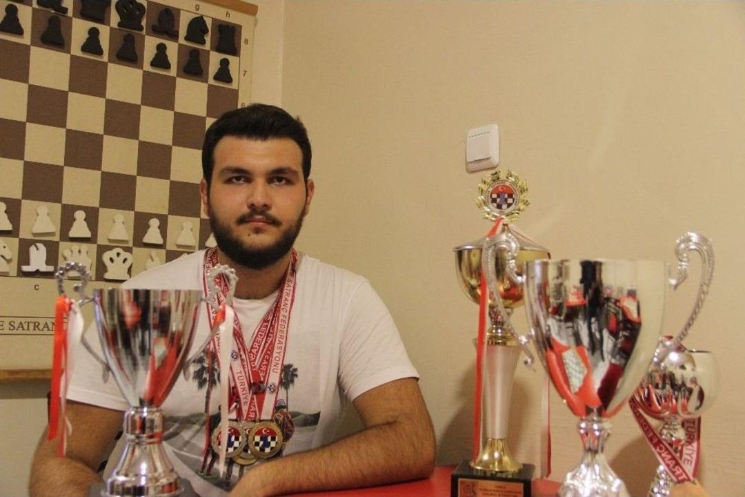 Satran&ccedil;a Olan Aşkı Başarıları Da Beraberinde Getirdi