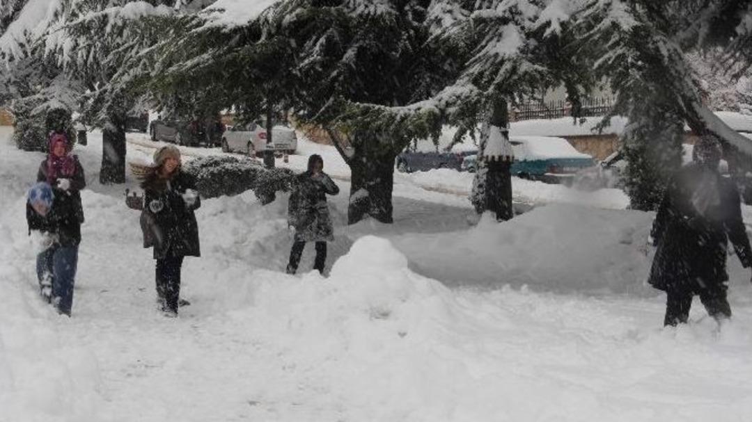 Sınav Stresini Kartopu Oynayarak Attılar