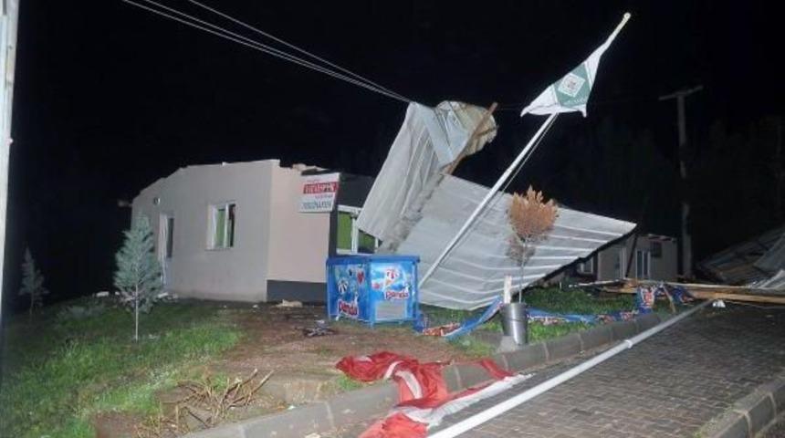 Osmaniye'de Fırtına &Ccedil;atıları U&ccedil;urdu