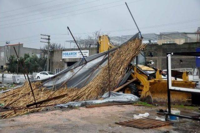 Osmaniye'de Fırtına Çatıları Uçurdu