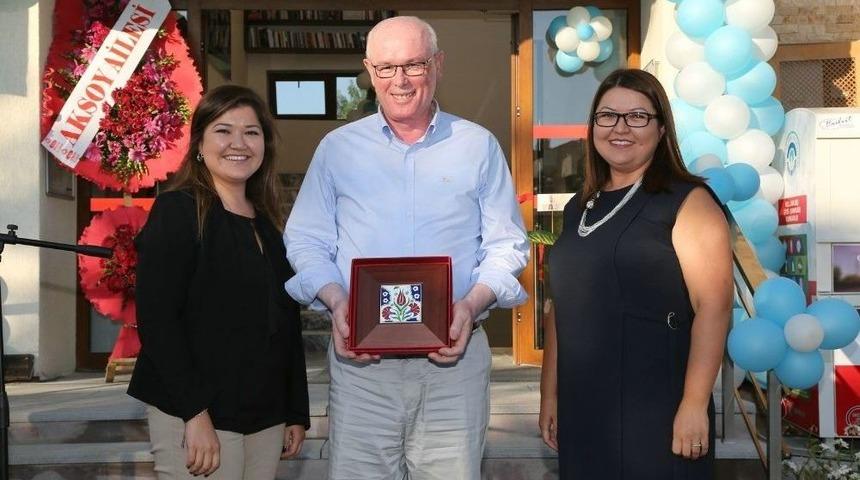 Sezai Aksoy Halk Merkezi&rsquo;ne Aksoy&rsquo;un Kızından Kitap Bağışı