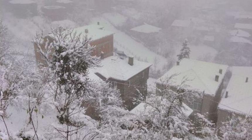 Cide&rsquo;de Kar Yağışı Etkili Oluyor