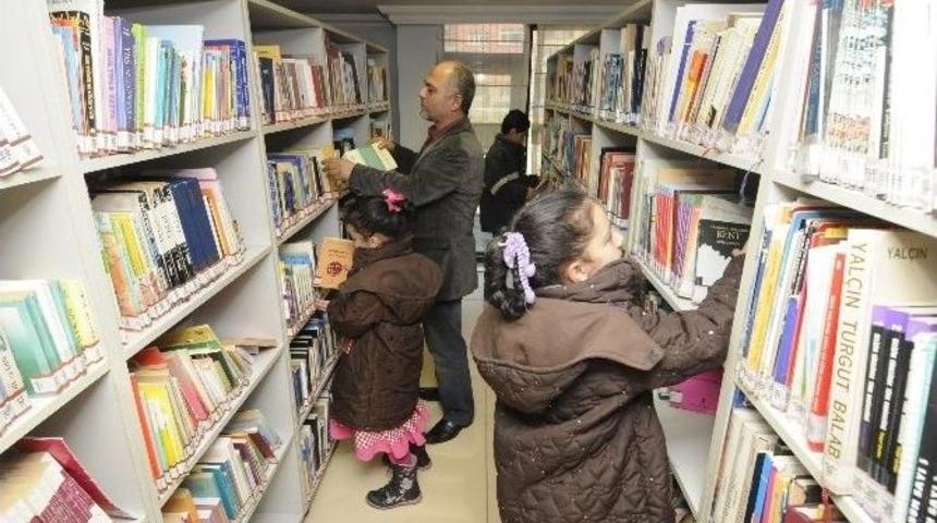 Halk K&uuml;t&uuml;phanesi Her G&uuml;n Binlerce Ziyaret&ccedil;iyi Ağırlıyor