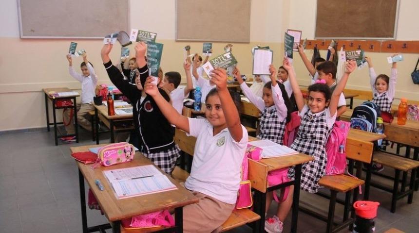 Zeytinburnu Belediyesi&rsquo;nden 20 Bin &Ouml;ğrenciye Kırtasiye &Ccedil;eki