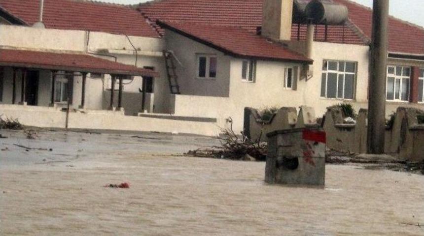 Deniz Y&uuml;kseldi Gazinolar Sular Altında Kaldı