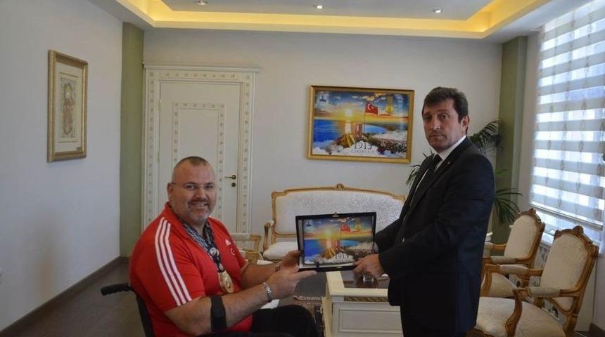 Vali Orhan Avlı, Başarılı Milli Sporcuyu Tebrik Etti