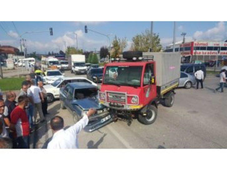 Düzce’de Otomobil İle Kamyon Çarpıştı: 4 Yaralı