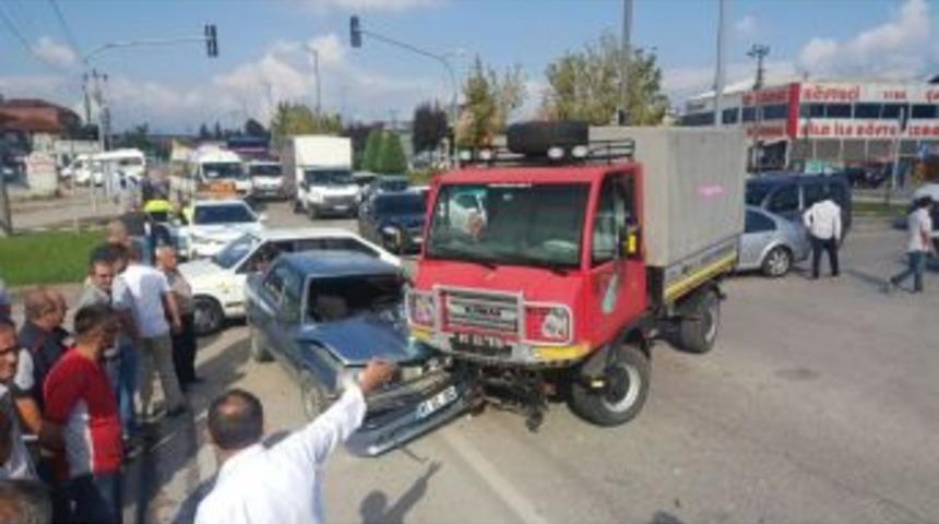 D&uuml;zce&rsquo;de Otomobil İle Kamyon &Ccedil;arpıştı: 4 Yaralı