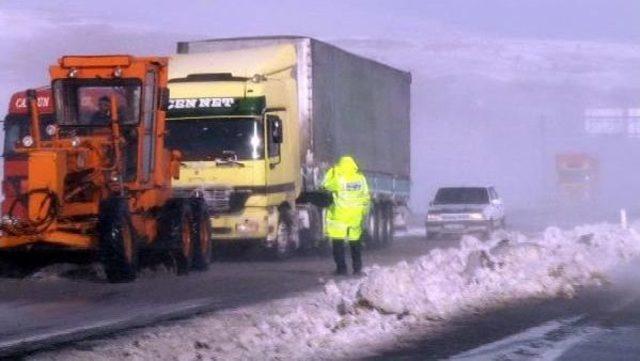 Tipi Ve Çığ Yüzünden Erzurum'da Ulaşım Durdu (4)