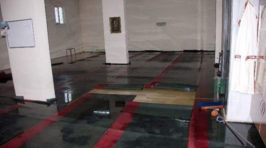 Adıyaman&rsquo;da Cami Sular Altında Kaldı