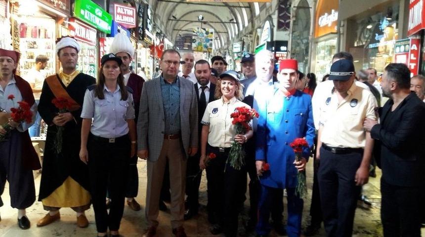 Zabıtadan Kapalı&ccedil;arşı Esnafına Karanfil