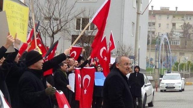 Gözaltına Alınan Polis Yakınları Çevik Kuvvet Önünde Eylem Yaptı