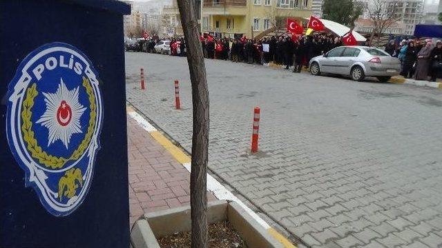 Gözaltına Alınan Polis Yakınları Çevik Kuvvet Önünde Eylem Yaptı