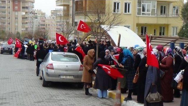 Gözaltına Alınan Polis Yakınları Çevik Kuvvet Önünde Eylem Yaptı