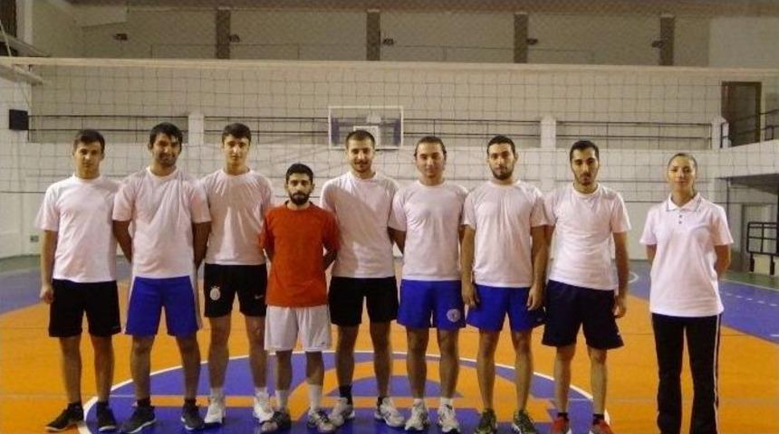 &Uuml;niversite Erkek Voleybol Takımı Grup M&uuml;sabakalarına Hazırlanıyor