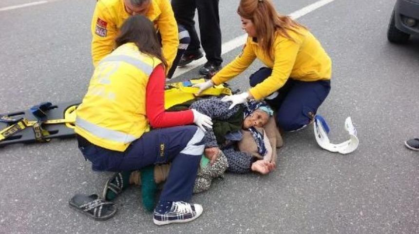 HURDA TOPLAYAN YAŞLI KADINA KAMYONET &Ccedil;ARPTI