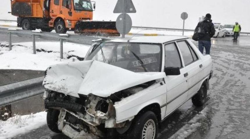 OTOMOBİL, KAR K&Uuml;REME KAMYONUNA &Ccedil;ARPTI: 2 YARALI