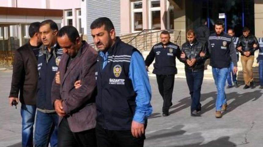 DİYANET İŞLERİ BAŞKANI'NIN ABLASINI GASP ETMEYE &Ccedil;ALIŞAN 3 Ş&Uuml;PHELİ YAKALANDI