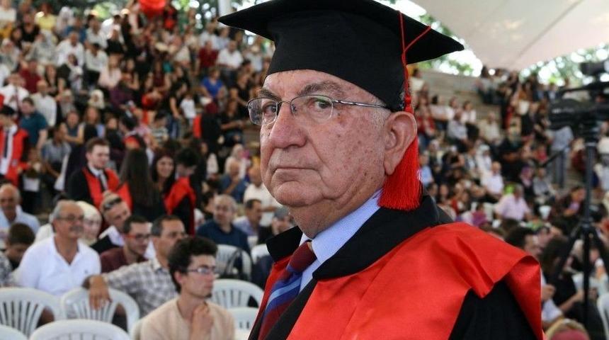 77 Yaşında Hukuk Fak&uuml;ltesini Bitirdi