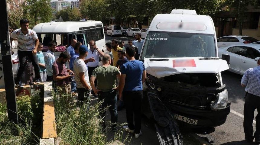Okul Servisi İle Yolcu Minib&uuml;s&uuml; &Ccedil;arpıştı: 3&rsquo;&uuml; &Ouml;ğrenci 7 Yaralı