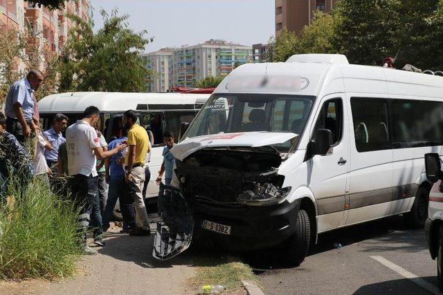 Okul Servisi İle Yolcu Minibüsü Çarpıştı: 3’ü Öğrenci 7 Yaralı