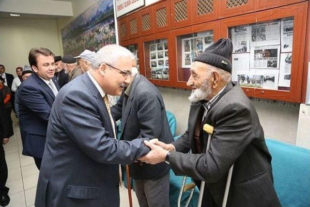 Vali G&uuml;ven&ccedil;er Huzurevini Ziyaret Etti 1
