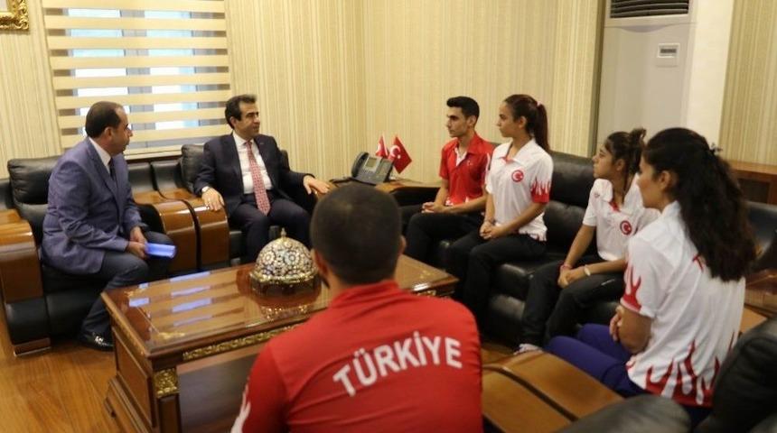 Vali G&uuml;zeloğlu, Uluslararası M&uuml;sabakalarda Dereceye Giren &Ouml;ğrencilere &Ouml;d&uuml;l Verdi