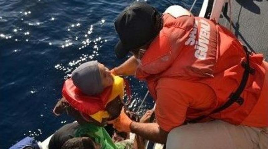 Sahil G&uuml;venlik Ekipleri Kuşadası Ve Didim&rsquo;de 40 Kişiyi &Ouml;l&uuml;mden Kurtardı