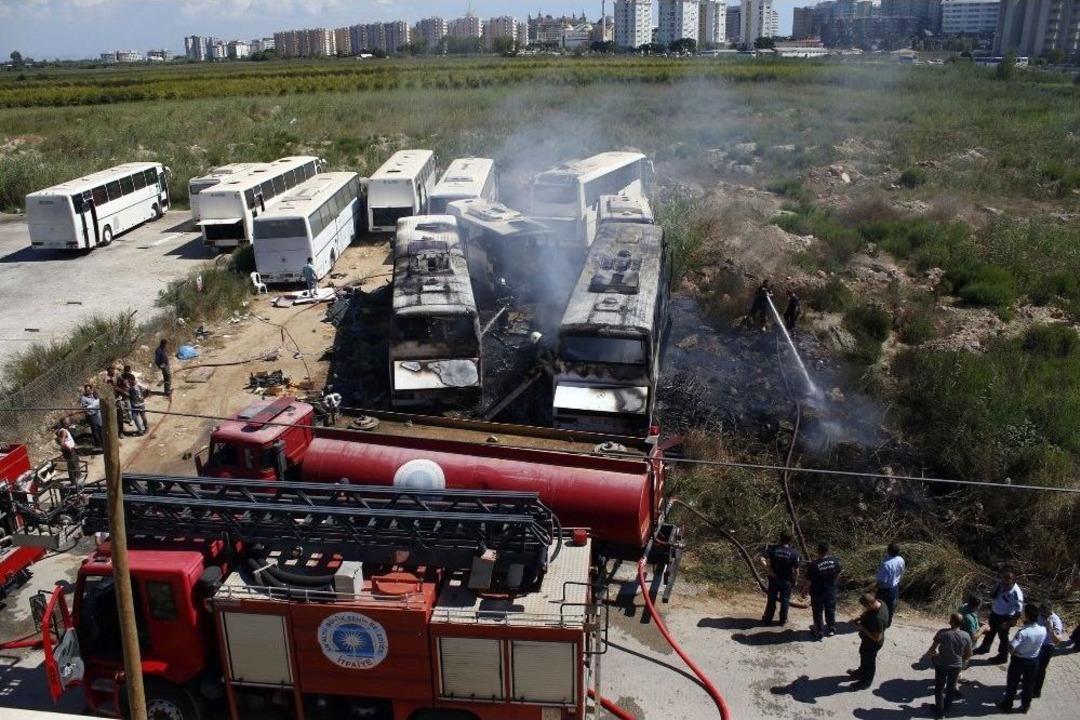 Antalya&rsquo;da 4 Otob&uuml;s Alev Alev Yandı