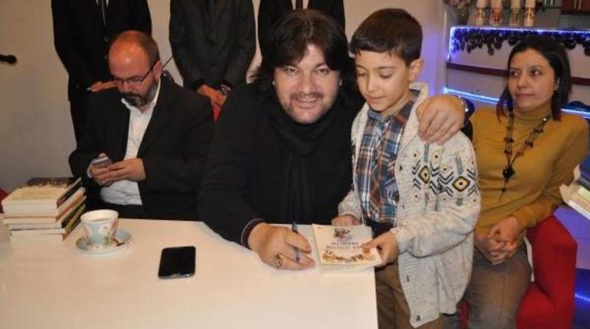 AHMET ŞAFAK UŞAK'TA İMZA GÜNÜ'NE KATILDI