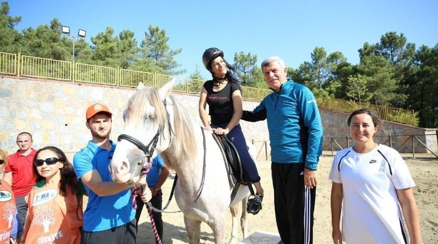 Başkan Karaosmanoğlu, Engellilerin Heyecanına Ortak Oldu