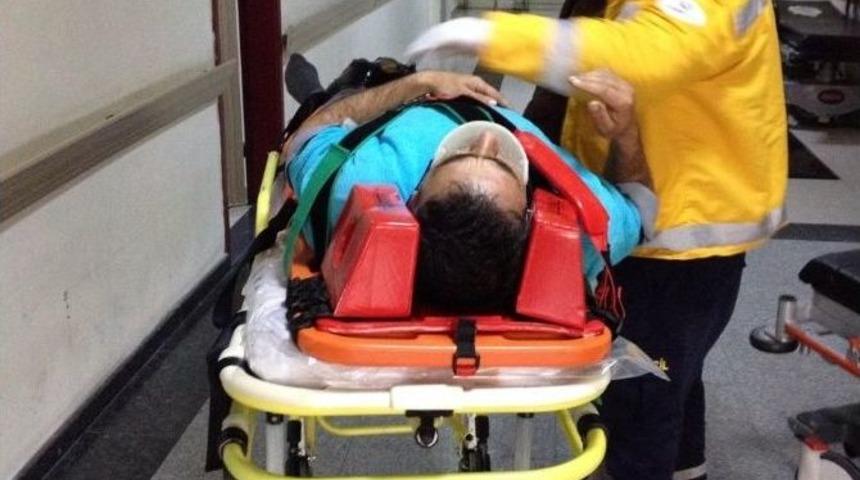 Minib&uuml;s Kamyonete &Ccedil;arptı: 6 Yaralı