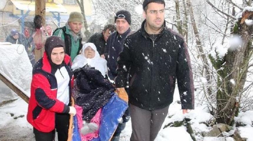 89 Yaşındaki Kezban Nine Karlı Yollar A&ccedil;ılarak Hastaneye Yetiştirildi