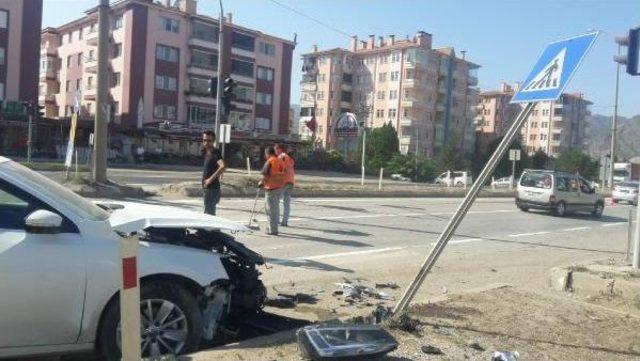 Osmancık'ta Iki Otomobil Çarpıştı: 5 Yaralı