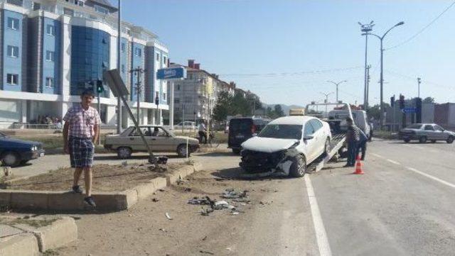 Osmancık'ta Iki Otomobil Çarpıştı: 5 Yaralı