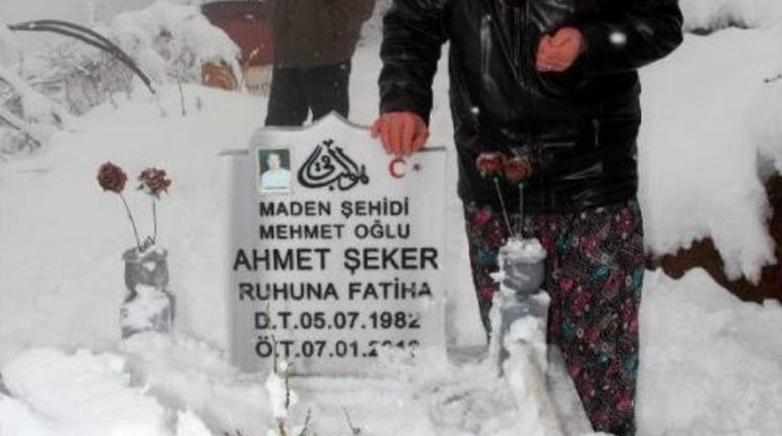 Kaza Kurbanı Madenciler Mezarları Başında Anıldı