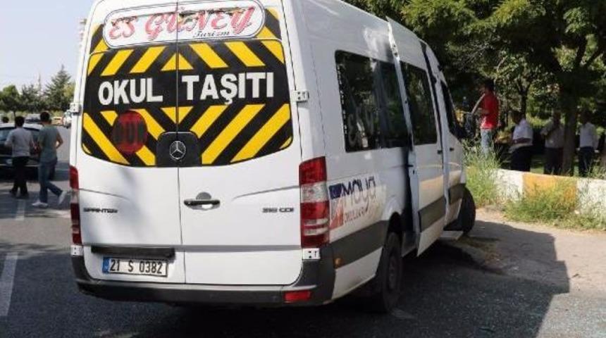 Diyarbakır'da &Ouml;ğrenci Servisiyle Minib&uuml;s &Ccedil;arpıştı: 3'&uuml; &Ouml;ğrenci 7 Yaralı