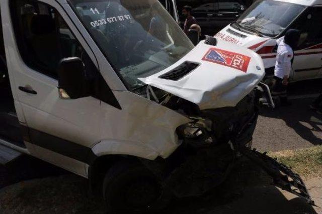 Diyarbakır'da Öğrenci Servisiyle Minibüs Çarpıştı: 3'ü Öğrenci 7 Yaralı