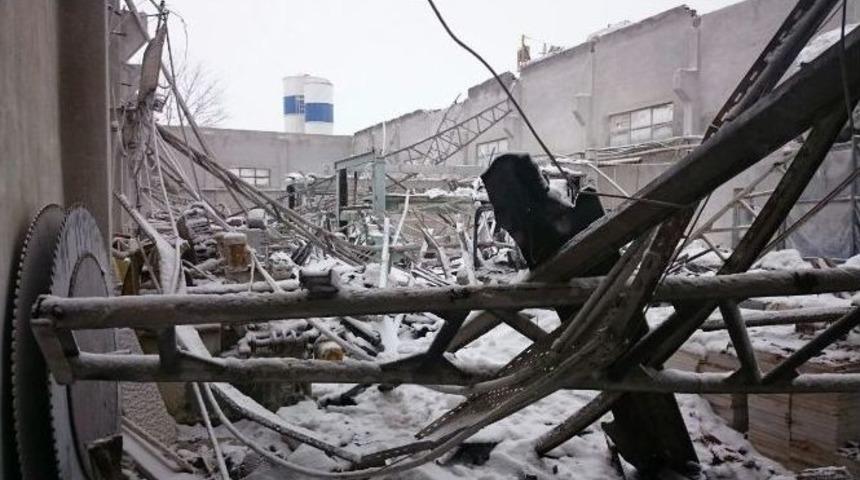 &Ccedil;&ouml;ken &Ccedil;atının Altında Kalan 2 Kişi Yaralandı