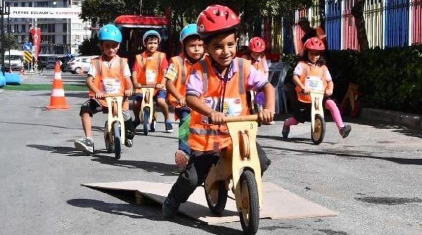 Otomobilsiz G&uuml;nde Bulvar Yayaların Ve Bisikletlilerin Oldu