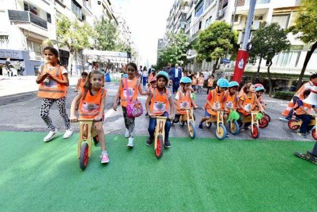 Otomobilsiz G&uuml;nde Bulvar Yayaların Ve Bisikletlilerin Oldu 3